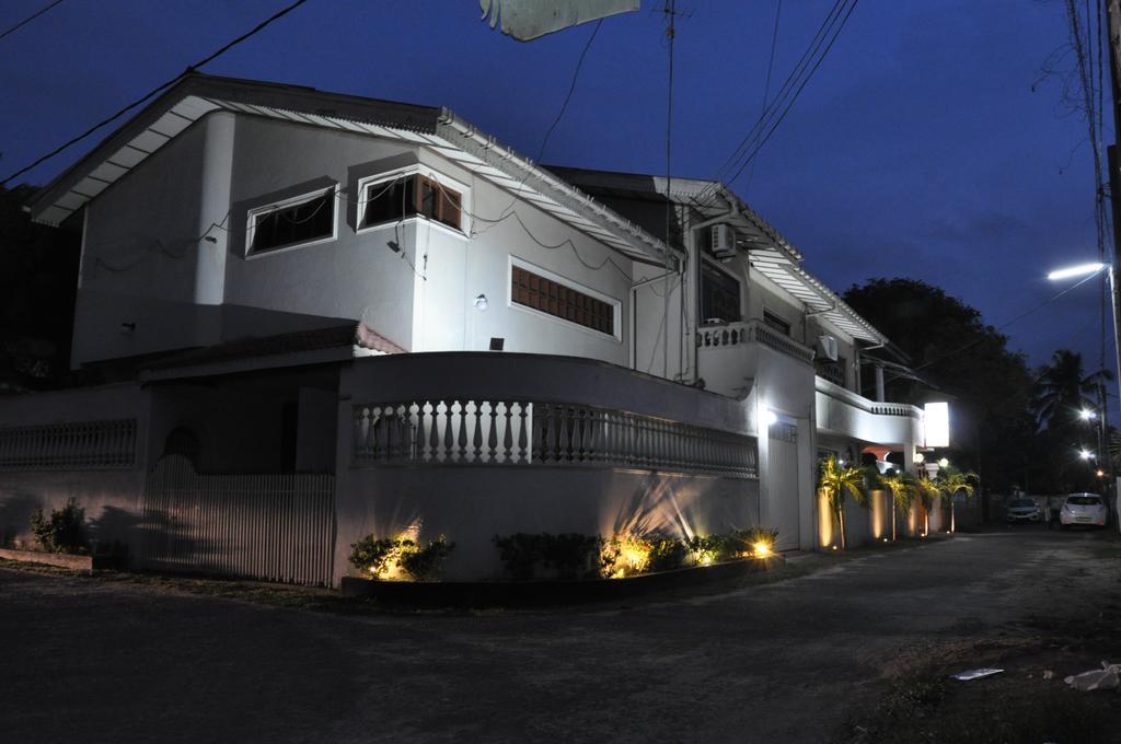 Guest Ryan Hotel カトゥナカヤ エクステリア 写真