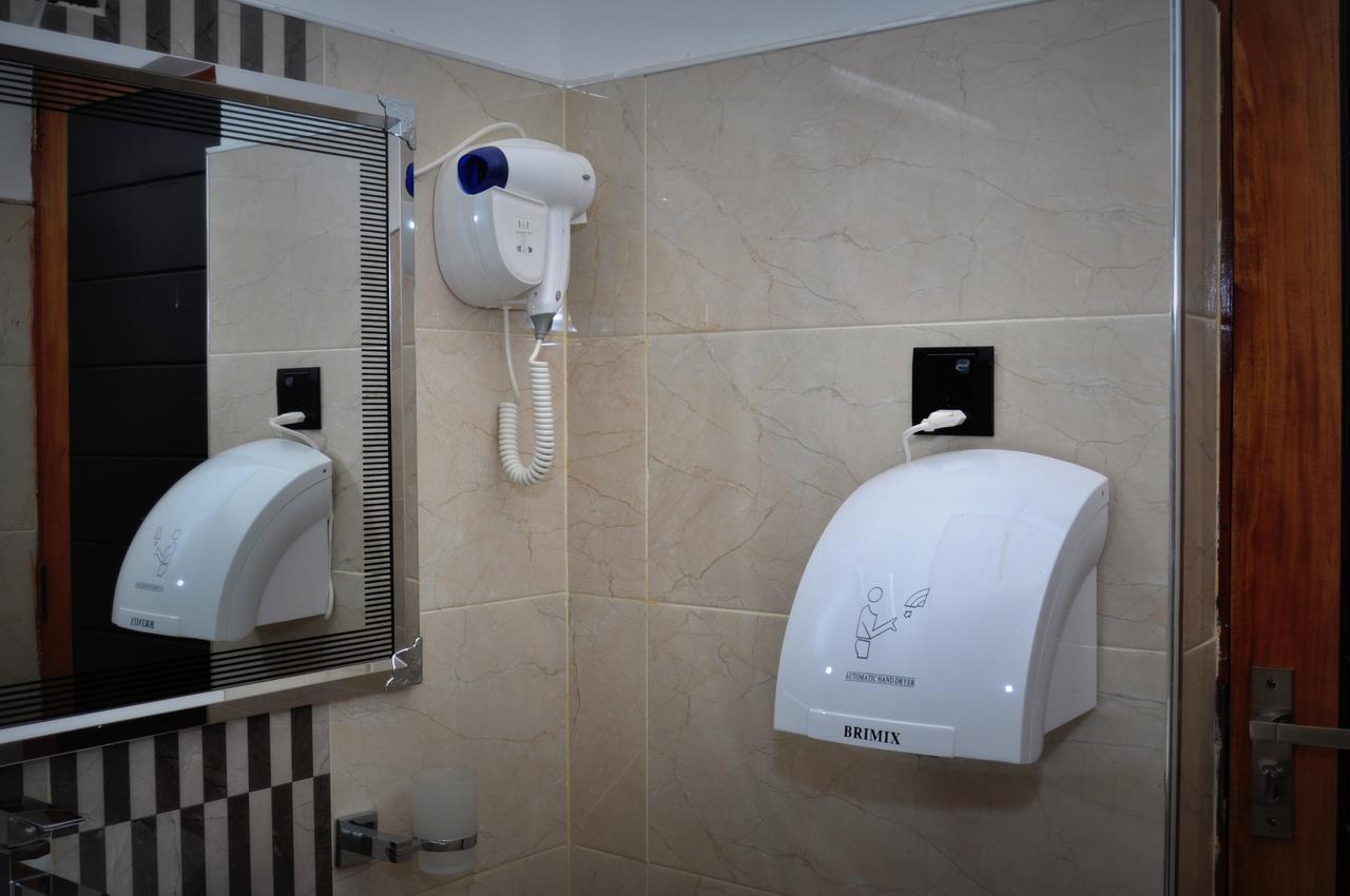 Guest Ryan Hotel カトゥナカヤ エクステリア 写真